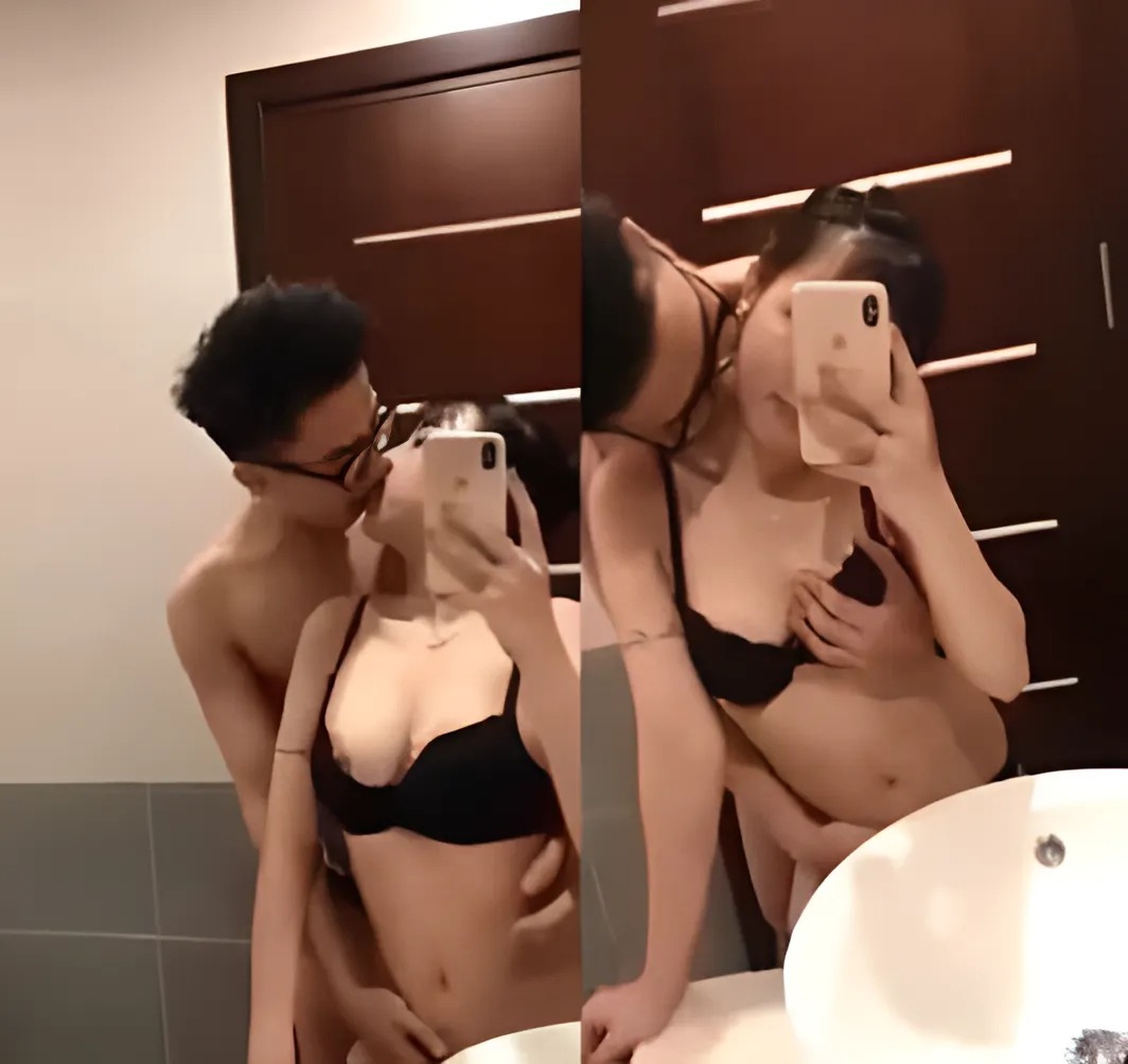 The slutty girl likes to fuck in front of the mirror