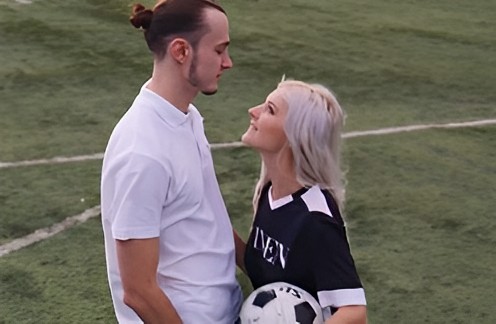 サッカーに情熱を注ぐ彼女の恋人とセックスする