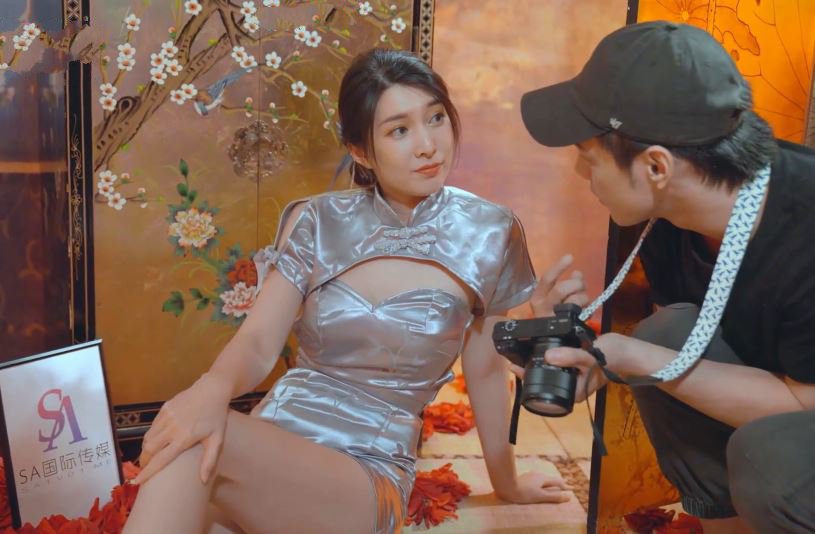 The lucky photographer ate the cheongsam model at the shooting location