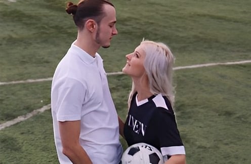 C'è una ragazza che ha un amante lussurioso e gli piace guardare il calcio