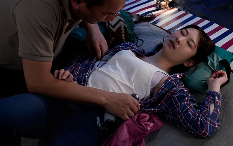 Jonge vrouw wordt kapot geneukt tijdens een kampeertrip