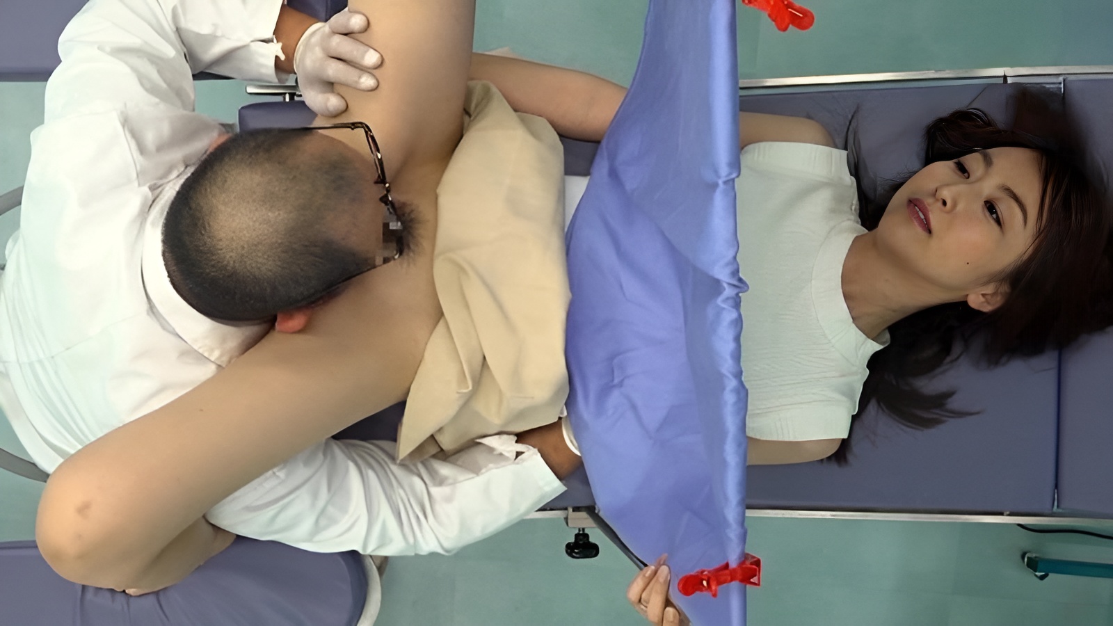 UMD-754 Ginecologista pervertido adora chupar a buceta dos pacientes
