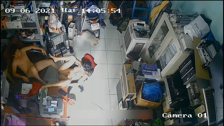 Marido e mulher se fodem em uma loja de informática