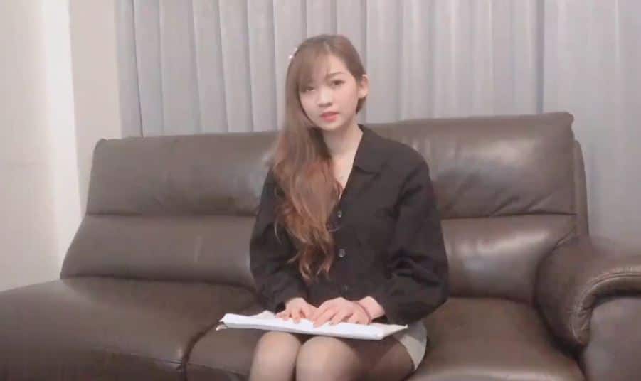 The pretty secretary seduces her partner to sign a contract