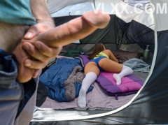 RK.COM/14824 Yendo a acampar juntos, un joven se folló a la esposa de su vecino